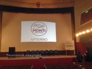 Il palco del cinema Genio che ospiterà l'incontro con Monti