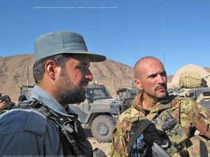 Un polizotto afghano e un ufficiale degli Alpini
