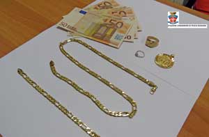 Il materiale sequestrato dai carabinieri