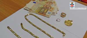 Il materiale sequestrato dai carabinieri