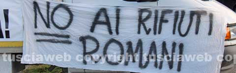 Il sit-in contro i rifiuti di Roma
