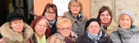 Daniela Bizzarri, la madre della ragazza e le donne dell'Udi davanti al tribunale dei minori