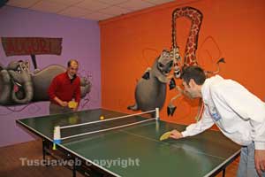 I candidati alla Camera per il Movimento 5 stelle al tavolo da ping pong
