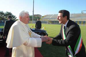 Il sindaco Marini accoglie Benedetto XVI a Viterbo nel 2009