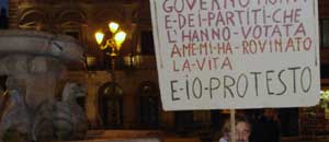 L'operaio Sergio Riucci protesta