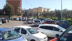 Le macchine in mezzo alla strada, alla rotonda del Carmine
