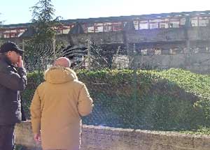 La scuola vista dalle case popolari ed il suo ingresso secondario