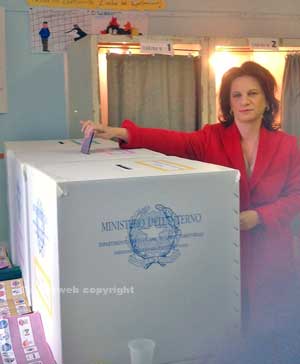 Il voto della senatrice del Pdl Laura Allegrini