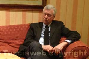 Leonardo Michelini durante la conferenza stampa di presentazione di "Oltre le Mura"