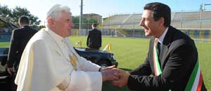 Il sindaco Marini accoglie Benedetto XVI a Viterbo nel 2009