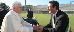 Il sindaco Marini accoglie Benedetto XVI durante la sua visita a Viterbo