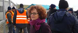 Luigia Melaragni fuori dai cancelli dell'impianto fotovoltaico di Montalto di Castro
