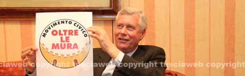 Leonardo Michelini mostra il logo del suo movimento