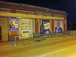 Le vetrate spaccate alla sede del Mir di Viterbo