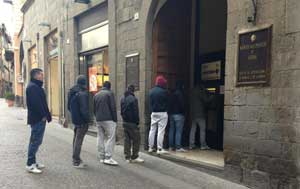 L'iniziativa di Casapound di fronte al Monte dei Paschi 
