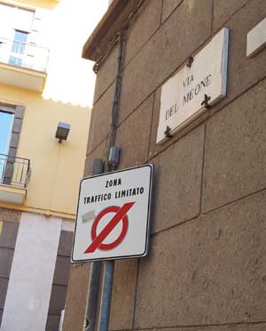 Il vecchio segnale di via del Meone
