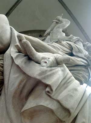 Il dito rotto della scultura di Pio Fedi a Firenze