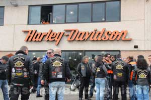 Il raduno delle Harley Davidson prima della partenza