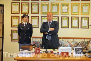 Il capo della mobile Fabio Zampaglione con uno degli agenti