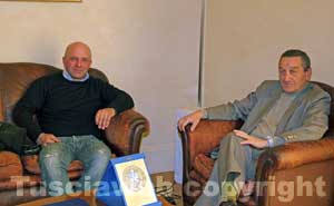 Massimiliano Petrelli con uno degli uomini dello staff di Lotito