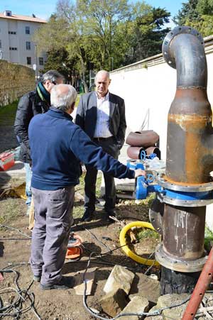 Il sindaco Mazzola a colloquio con un operaio