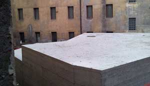 Cemento in via del Teatro Nuovo