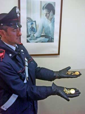 Le collane sequestrate dai carabinieri