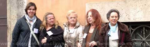 La mamma della ragazza, l'ex consigliera Bizzarri e le donne dell'Udi fuori dal tribunale dei minori