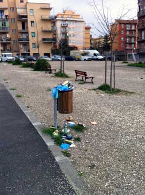 Un cestino pieno nel giardino in largo Aleramo
