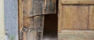 La porta segata della chiesa di San Terenziano
