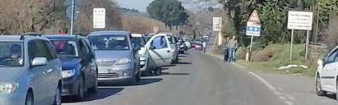 Le auto in coda a Vico Matrino