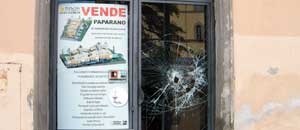 La vetrina di Tuscia immobiliare dopo il tentativo di furto