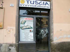 La vetrina di Tuscia immobiliare dopo il tentativo di furto