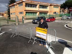 L'assessore Muroni toglie le transenne