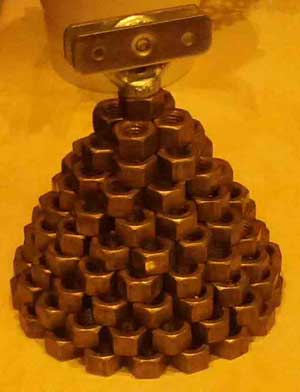 La campanella realizzata da Fabio Ottaviani con materiali vari