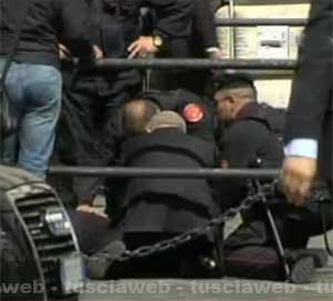 Attentato davanti a palazzo Chigi - Il carabiniere ferito a terra
