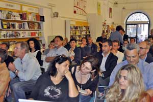 Il pubblico alla libreria del Teatro