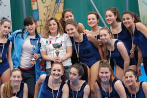 Le ragazze della Gimnyca con Ilaria Boni
