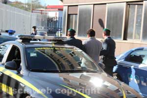 Gli arrestati escono dalla questura