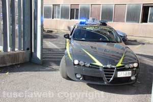Gli arrestati escono dalla questura