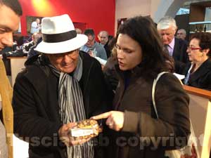 Albano Carrisi riceve le nocciole della Tuscia al VInitaly