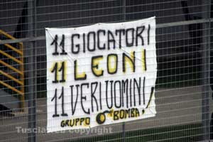 Uno striscione allo stadio
