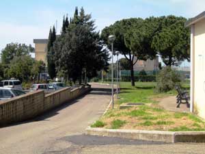 La strada d'ingresso alla caserma della guardia di finanza