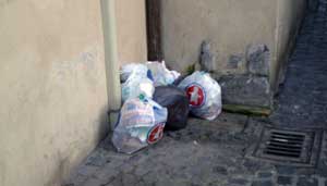 L'immondizia a via Mazzini