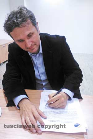 Gianmaria Santucci firma la dichiarazione di accettazione della candidatura a sindaco