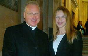 Ania Goledzinowsa con il parroco Janusz