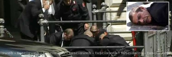 Attentato davanti a palazzo Chigi -  Nel riquadro l'attentatore a terra