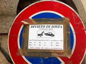 I cartelli "scaduti" in via San Gemini