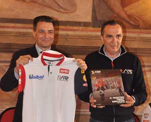 La consegna delle maglie al sindaco