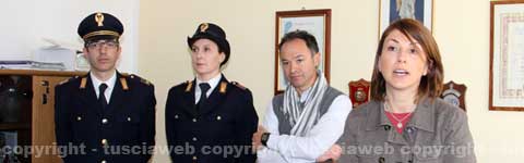 Il capo della Digos Monia Morelli (a destra) con i suoi uomini
